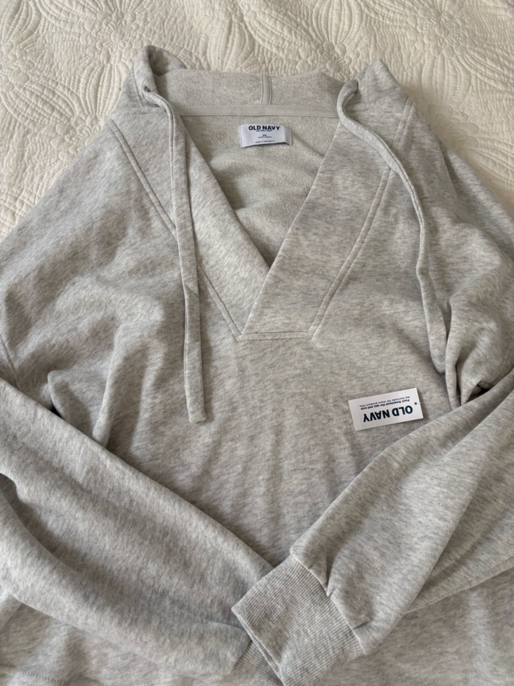 Women’s Old Navy Heather Light Gray V-Neck Pullover Sweater